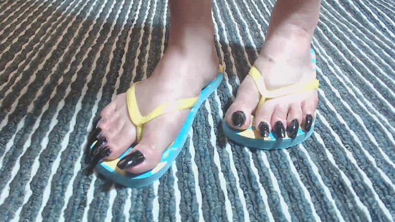 Abby Anna: รองเท้าแตะสีฟ้าเลมอน เล็บยาวสุดๆ