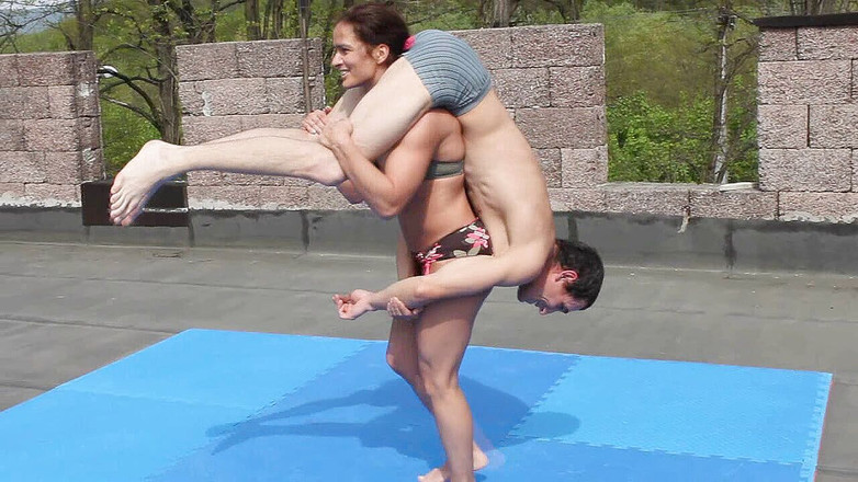 KO Entertainment: キーラは2回のボックス世界チャンピオンであり、彼女は男に彼女のストレートを示しています