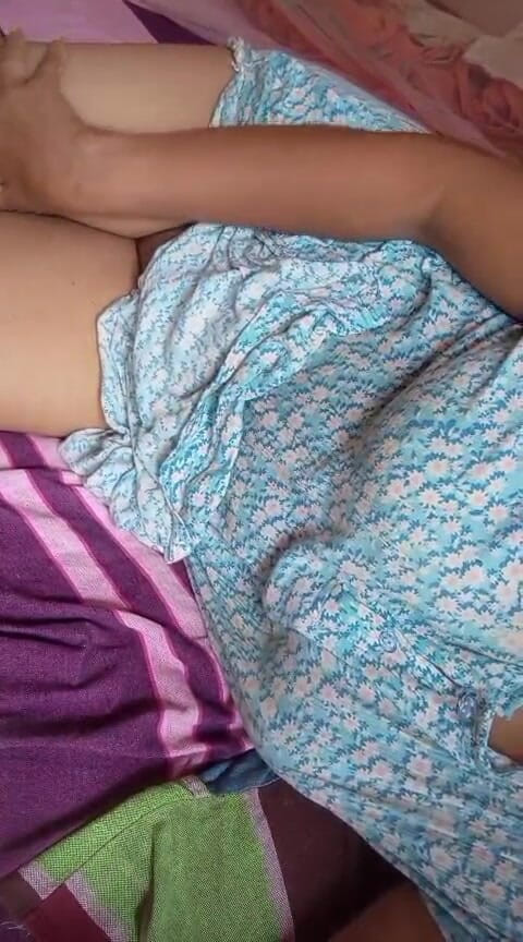 Miya White: Sri Lanka - atriz Anne no banheiro brinca com sua buceta...