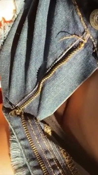 Esfregando meu clitóris debaixo de calças jeans ... Durante assistir TV em casa