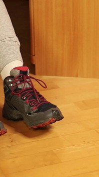 Smutsiga vita strumpor & vandringsskor - långsam sneakerborttagning, strumpa retas &fotlek