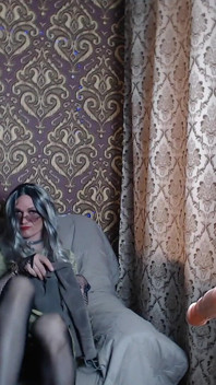 Curva Travestită Încearcă Un Nou Look