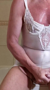 Sissy-schlampe Michelle in neuen dessous, bereitet sich vor einem date in einem hotel im türkischen Bodrum vor