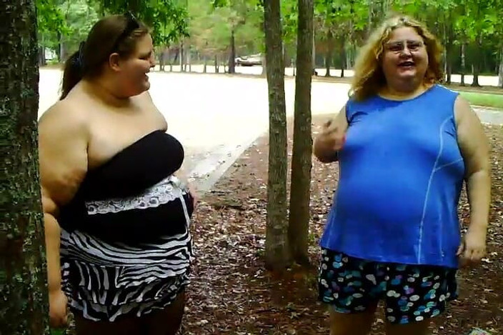BBW nurse Vicki adventures with friends: 2 BBW sucent et éclatent dans un ballon