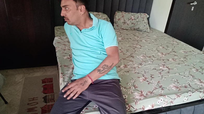 Rajasthani-old-lover: Lelaki desi India berkongkek dan mandi kasut dan melancap