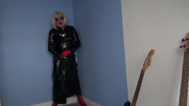 Leather Kirsten: Zlobivá v PVC a kůži