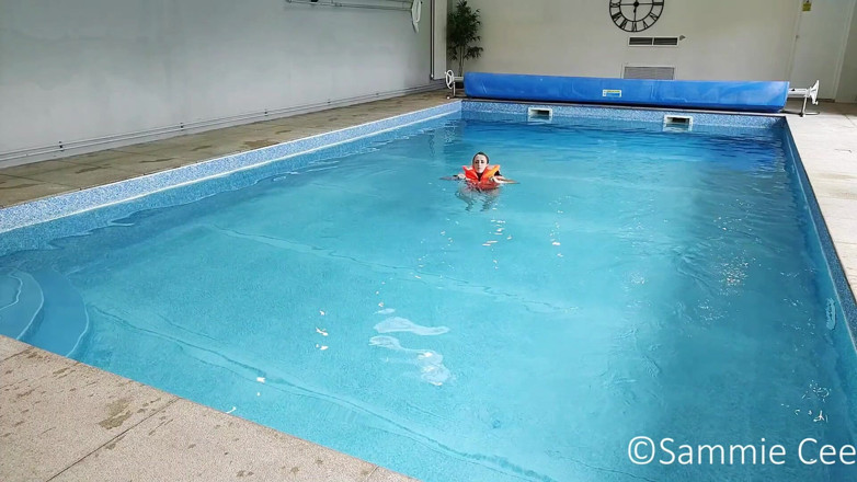 Sammie Cee: Gilet de sauvetage, maillot de bain, détente dans la piscine