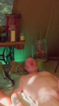 Glamping-trekant, tatuerad MILF väcker par och skämmer bort killen