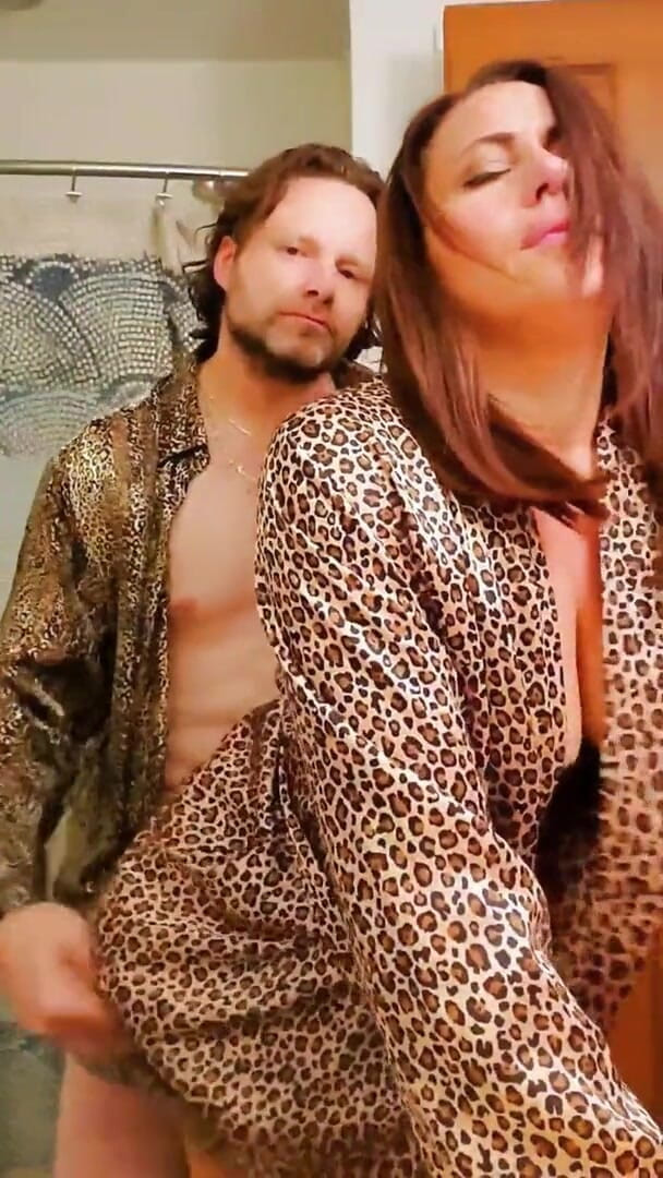 Satin Fetish King: MILF Itali dalam sesi menghisap satin cetak leopard dan sesi...