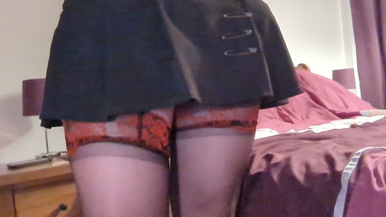 NikkiGee: Lutsch meinen mädchen-schwanz, schlampen! Knie zwischen meinen beinen und lutsch...
