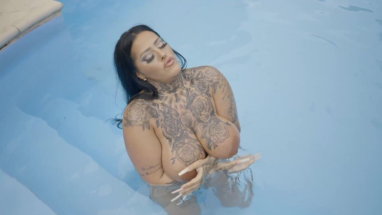 Erotic Planet Studio: Femeie mare și țâțoasă cu țâțe mari și unghii lungi se masturbează lângă piscină