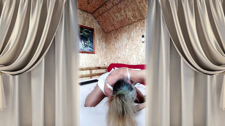 Lukerya: Fantazie Sedí na měkké posteli