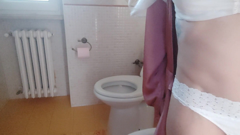 savannahamatoriale: Gorgeous human barbie doll spied in the bathroom