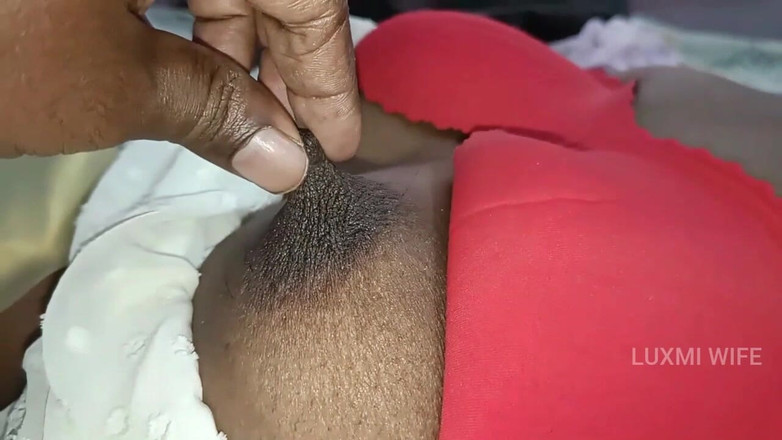 Luxmi Wife: Esposa tetas pezones prensado por hermanastro -7