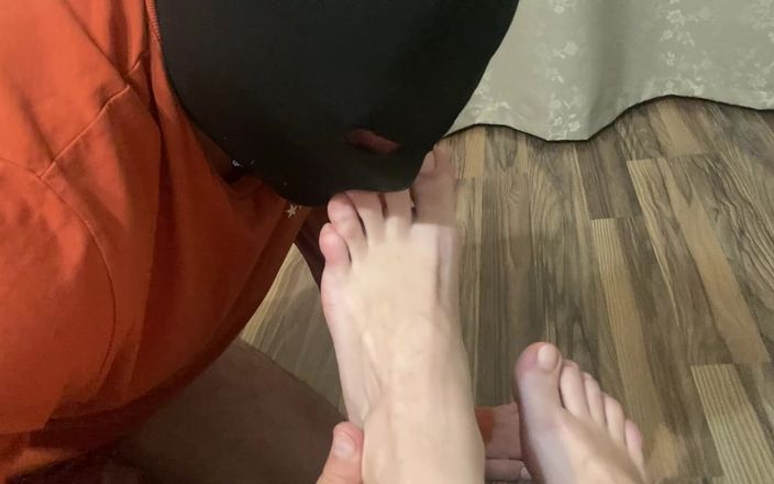 PriyaNaavya: Üvey annemin seksi ayaklarını yalıyorum