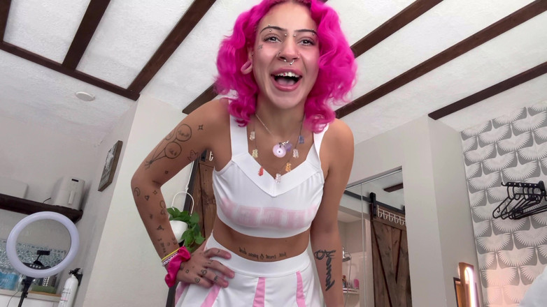 Nali Marie: Pembimbing sorak ketawa penghinaan zakar kecil