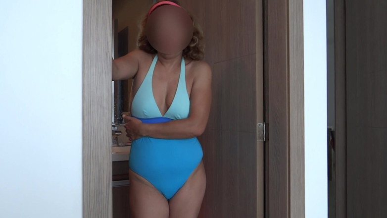 Ardientes69: 58letá latinoamerická manželka se předvádí v plavkách na pláži