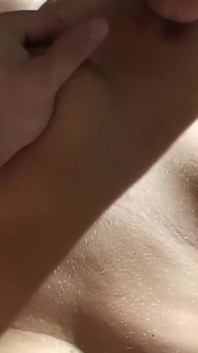 Stříkám na obličej této velmi nadržené sexy blondýnky, která má hlad po ptákovi poté, co jsem ji ošukal v různých polohách