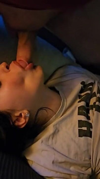 Je me caresse la chatte pendant que je me fais facefucker