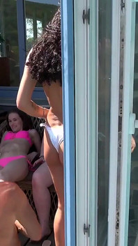 Menikmati matahari bersama keluarga - familyscrew