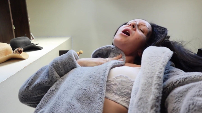 Raven Willow: Осідлала fuzzy robe tease