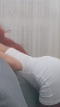 MILF v sexy oblečení si vezme penis do úst a semeno jí vytryskne na jazyk.