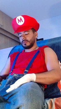Oblečený jako Mario Bros si hraje se svým instalatérským nástrojem