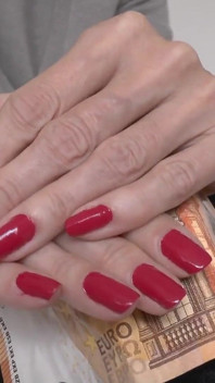 Clásicas y elegantes uñas rojas por la tarde, Lady Victoria Valente