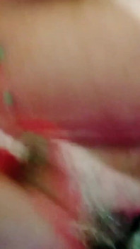 Holi özel: üvey baba azgın üvey kızını banyoda büyük göğüslerinin her yerine kırmızı gulal ile sikiyor