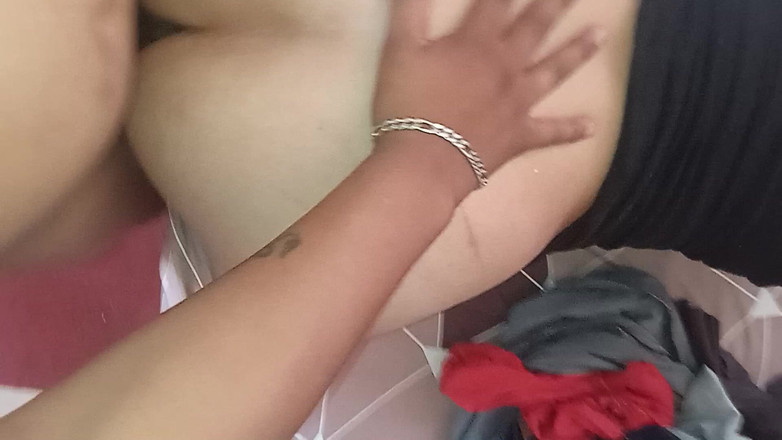 Eatrella j: Závislá, ošukaná a nevzdá svůj mobilní telefon