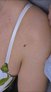 Sa bite est trop proche dans un métro public