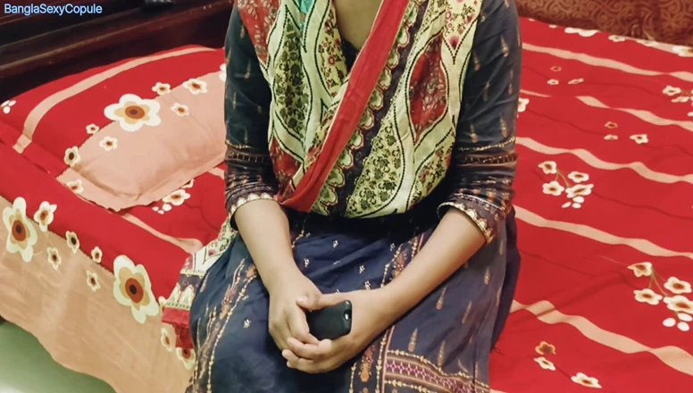 Banglasexycouple: 我今天和我的嫂子有一个甜蜜的关系。我嫂子的大奶子和甜美的屁股吸引了我的心。