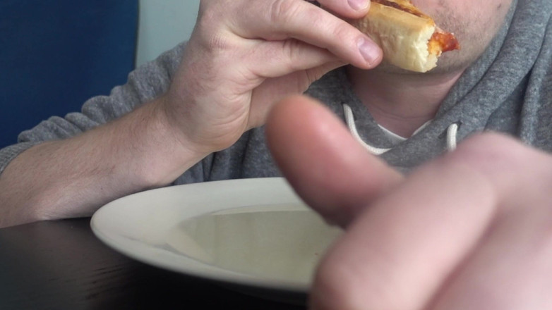 Food Pissplay: Ik plas op een pizza om het op te eten