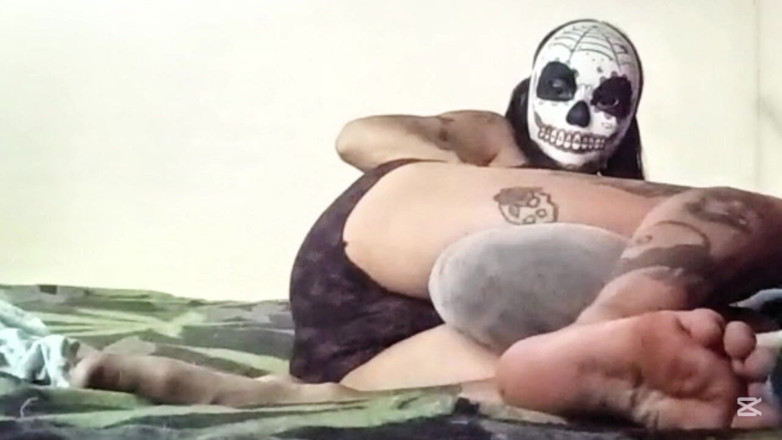 Sofixxx: Piccola ragazza che gioca da sola con un cuscino