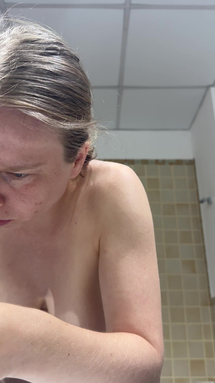 SweetLucy96: Teenagerka si čistí zuby a čistí si rovnátka