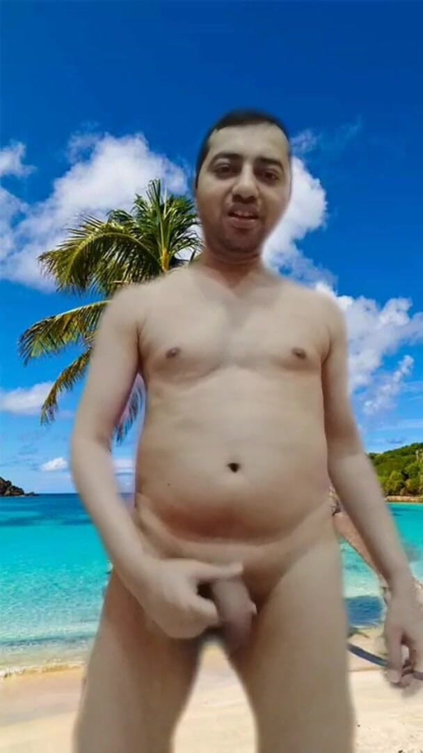 Cute & Nude Crossdresser: Garoto nu brincando com seu grande pau preto na praia...