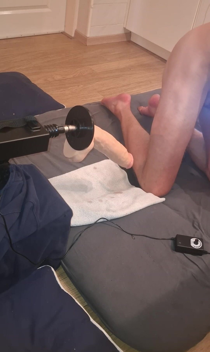 NoFace Twink X: Extreem hete twink krijgt zijn kont vernietigd door een neukmachine-orgasme...