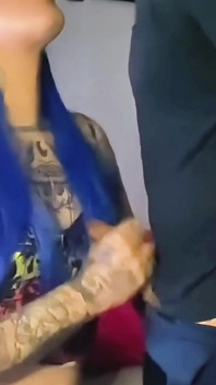 Crossdresser má nezbedné setkání se svým sousedem