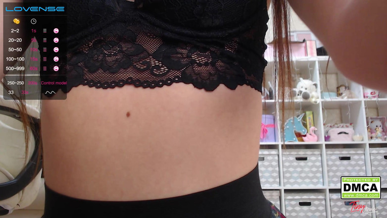 NicoleAndAlex: 穿着迷你裙的女学生展示阴户