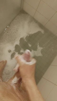 Blanco joven flaco bajo la ducha mear y correrse