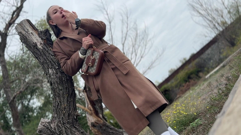 Hottie goddess: Rua, espirro de ecstasy em primeiro plano