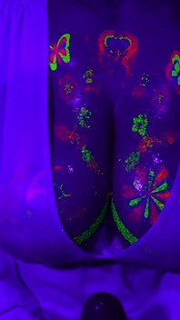 Neon Titfuck je lepší než neon párty! Lilykoti