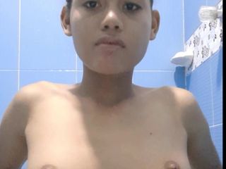 kafesexxx: छोटे स्तनों वाली खूबसूरत 18 साल की सौतेली बहन ने अपना हॉट वीडियो भेजा जिसमें वह अपने सौतेले भाई को अपनी गांड और चूत दिखा रही है