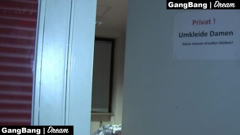 GangBang-Dream: ドイツの痩せたミルフが中出しの乱交中に妊娠させる