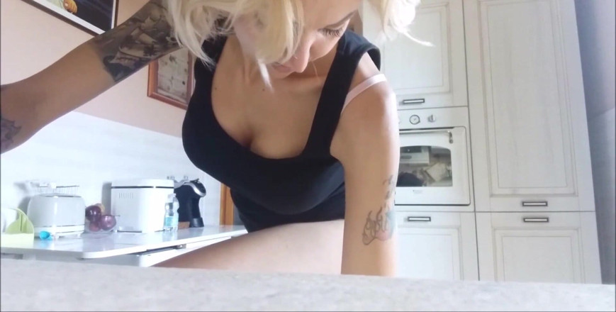 savannahamatoriale: お尻からミルクが出てきて飲み込む