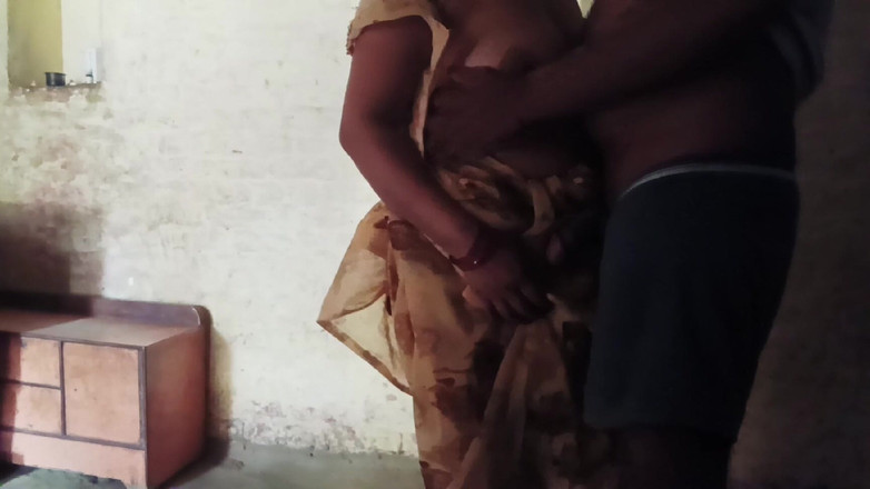 Desi_bhabhi121: Cuplu nud futându-se în satul desi