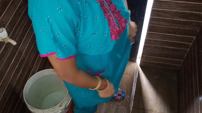 SexyPayel: バスルームでのセクシーなバービ、インド人の妻