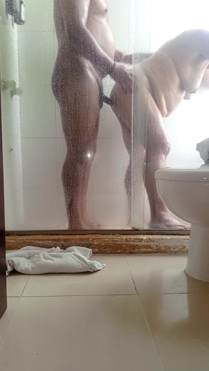 Milfta boohot: Šukání milf nevlastní matky v hotelové koupelně