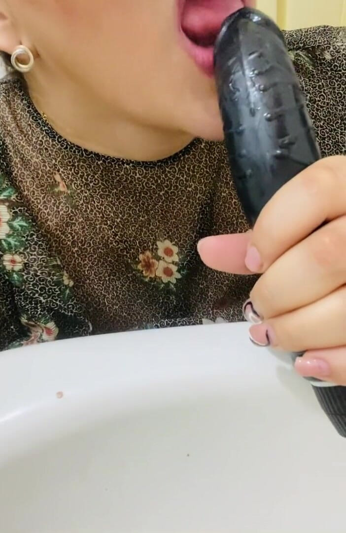 Preciusrouss49: I put the vibrator under my clothes