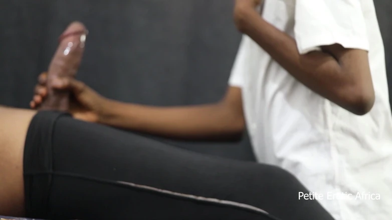 Petite Erotic Africa: Love s-a închis de la facultate, dar vrea să călărească
